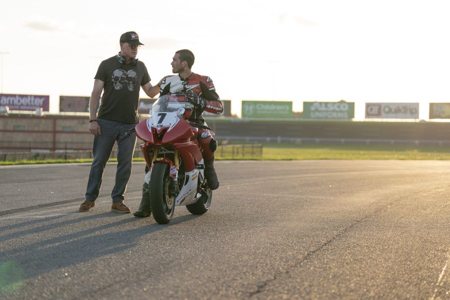 Jedyną opcją jest przyspieszenie! Premiera filmu Ostry Zakręt już 8 sierpnia, tylko na Prime Video