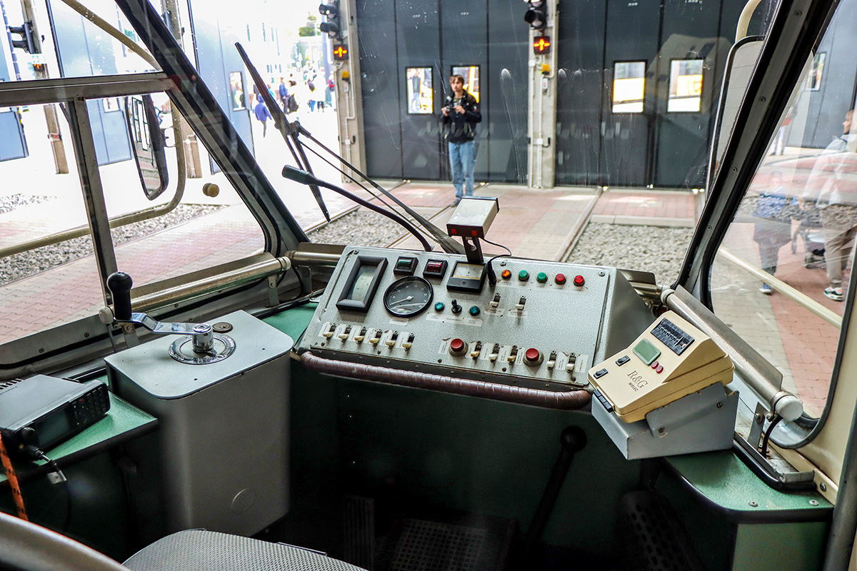 Krakowski przegubowiec na stołecznych torach