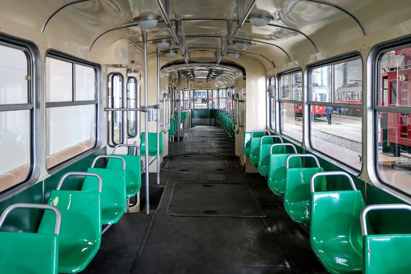 Krakowski przegubowiec na stołecznych torach